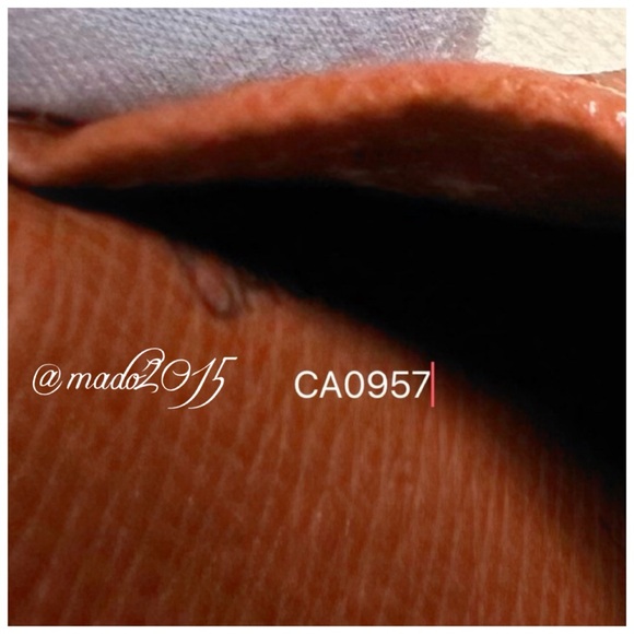 LOUIS VUITTON AGENDA - Picture 8 of 17